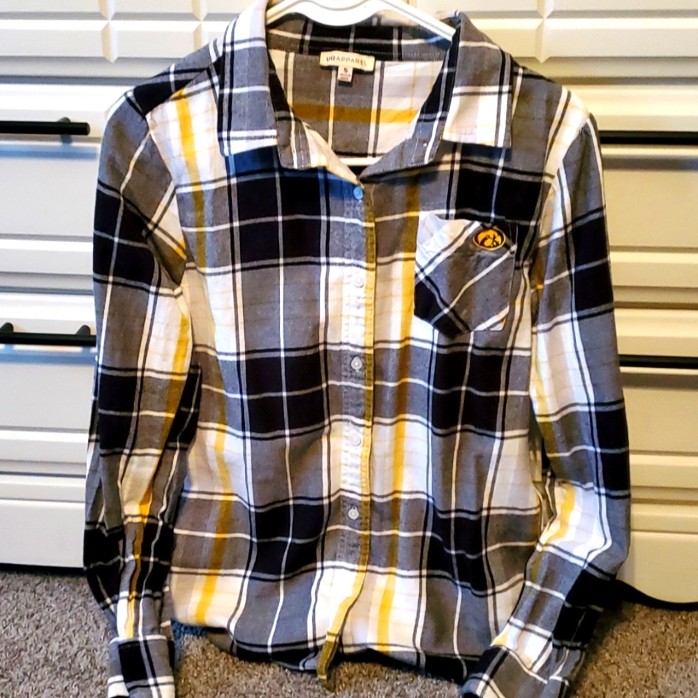 Iowa Hawkeyes plaid flannel button up blouse. UGAPPAREL Size small